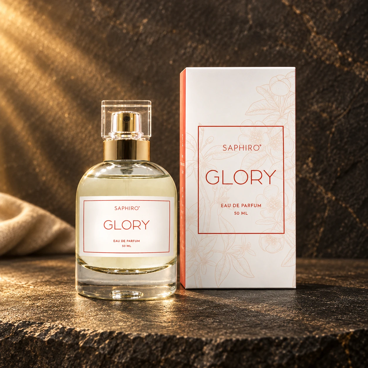Flakon parfému Saphiro Glory s původním obalem na tmavém kameni ve zlatém světle