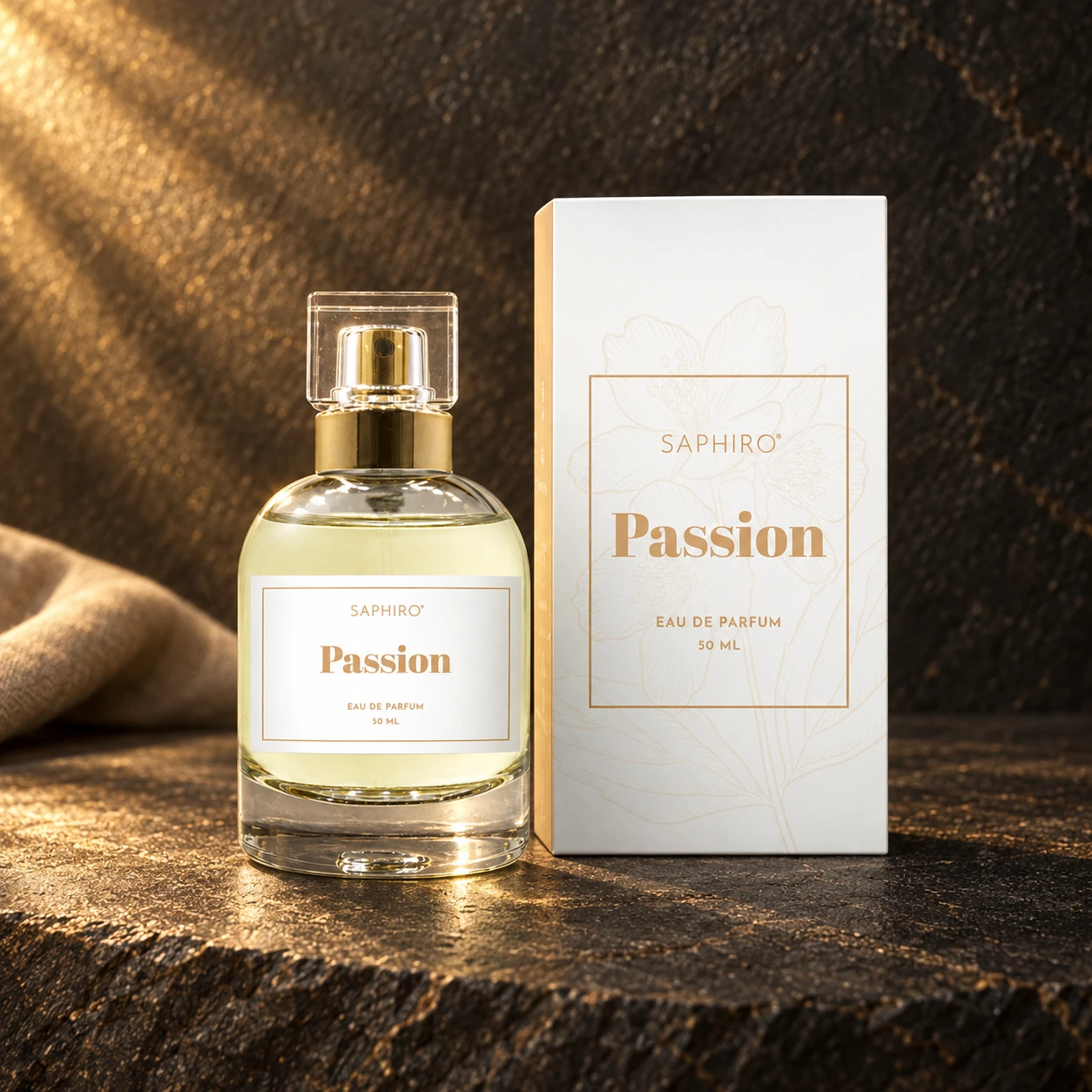 Flakon parfému Saphiro Passion s původním obalem na tmavém kameni ve zlatém světle